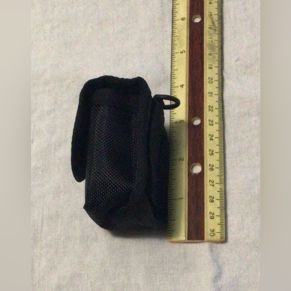 Small black pouch with belt loop. Velcro closure. - Picture 2 of 6